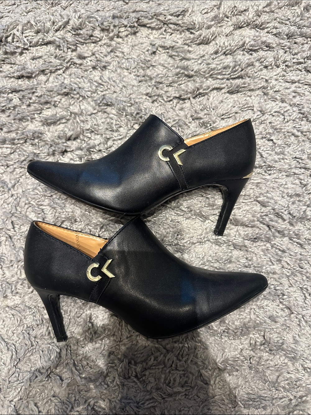 Classic Black Pointed-Toe Stiletto Heels with Metallic Accent - Picture 2 of 7
